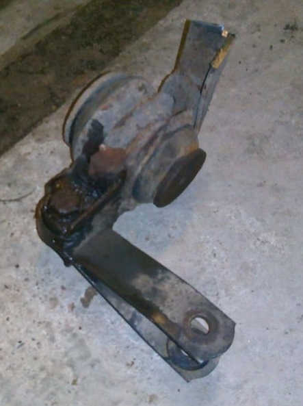 Внешняя часть старой опоры с наваренными уголками — Mercedes-Benz G-Class (W463 1G)