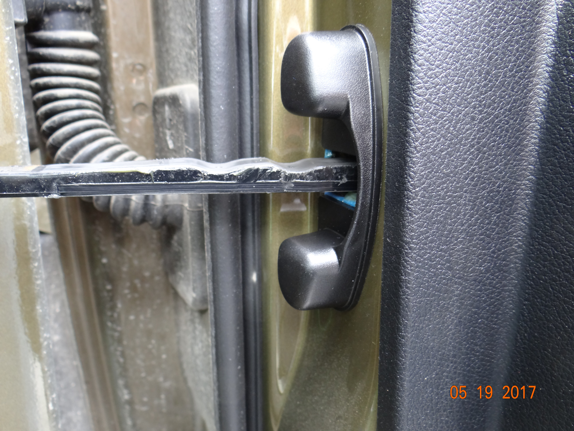 Сильно скрипит дверь. Kia Sportage 3 накладки ограничитель. Фиксатор дверной на Киа Спортейдж 3 двери. Крепеж для дверей Киа Спортейдж 2. Ремкомплект петли дверей на Kia Sportage 3.