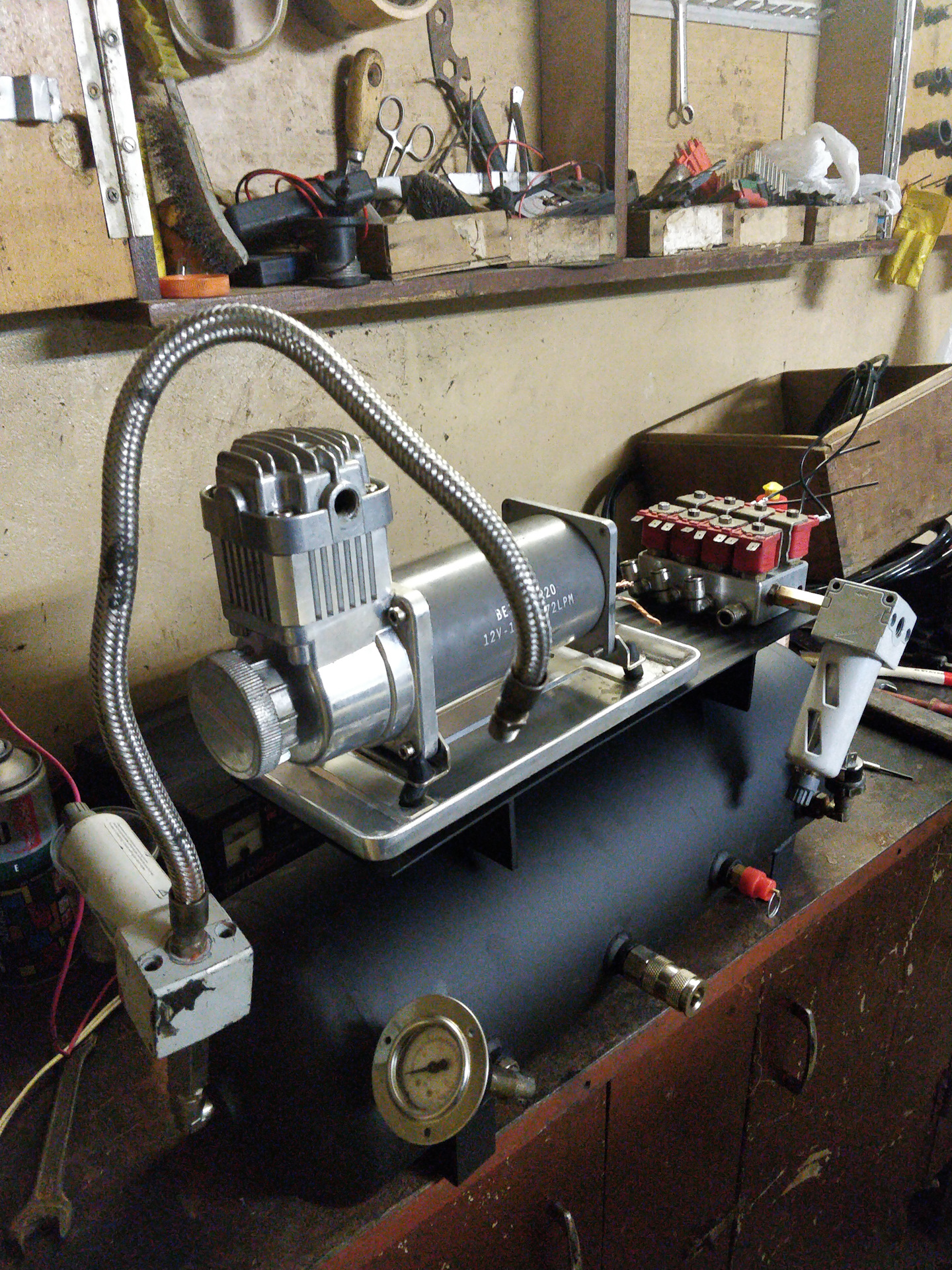 Как сделать красиво и дёшево пневму в багажнике калины? Расскажу и ...