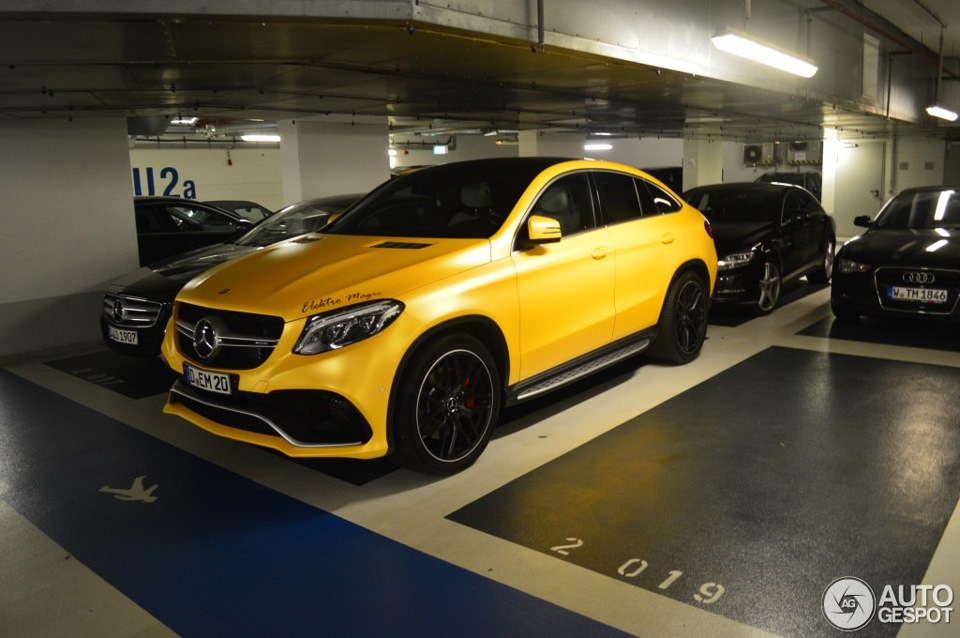 Mercedes Coupe AMG 63 Yellow