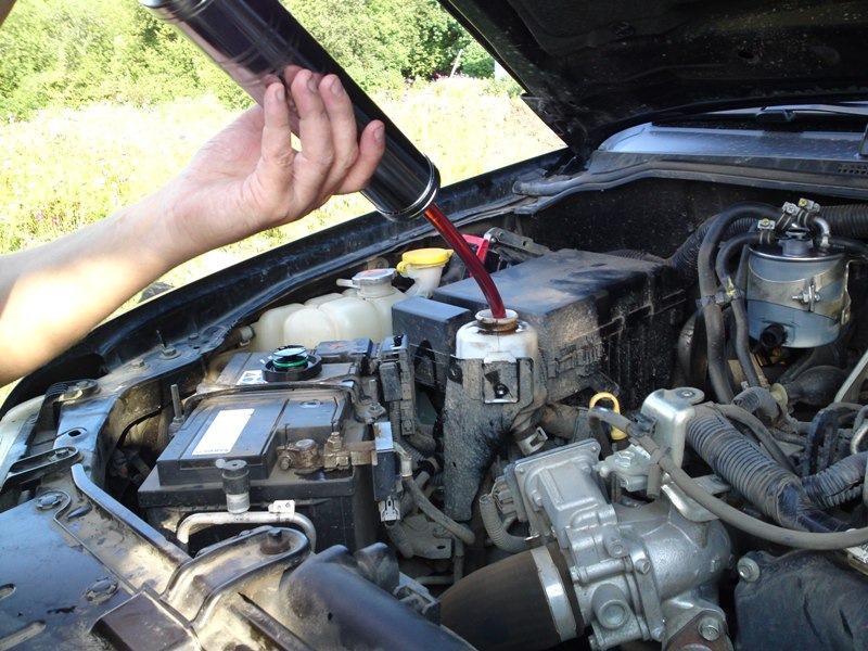 выкачиваю старую жидкость — Nissan Pathfinder (3G)