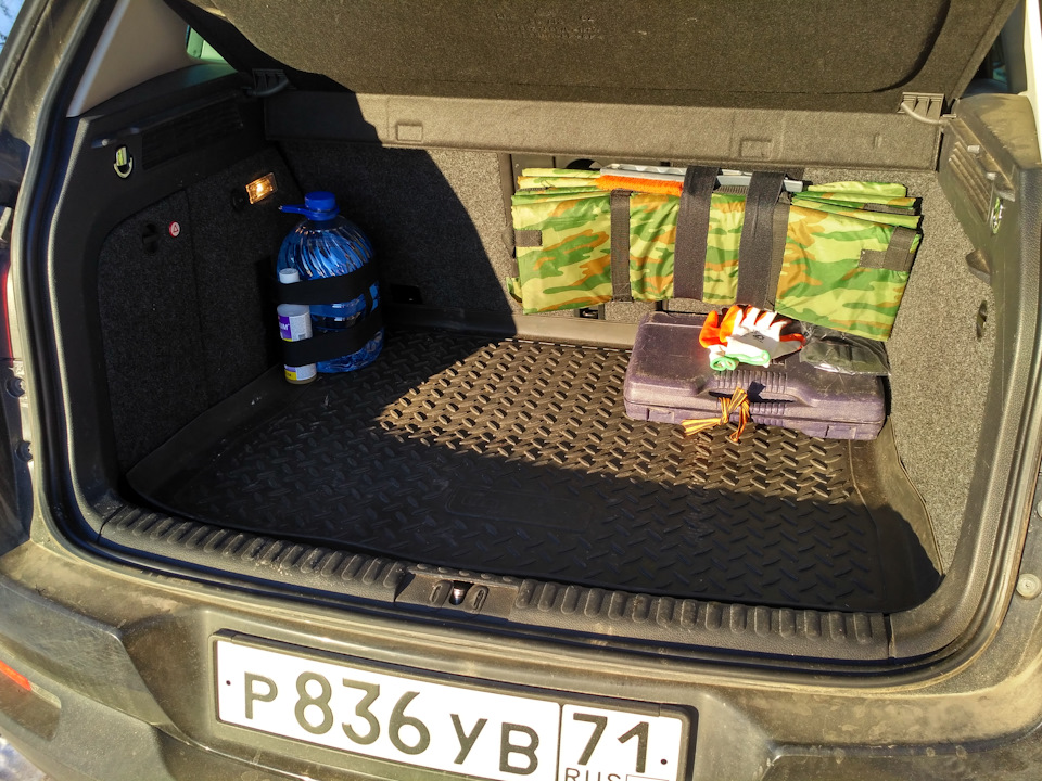 Удерживающие резинки в багажник — Volkswagen Tiguan (1G), 2 л, 2013 ...
