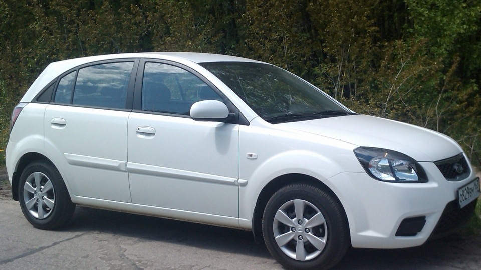 Белая Kia Rio 2011