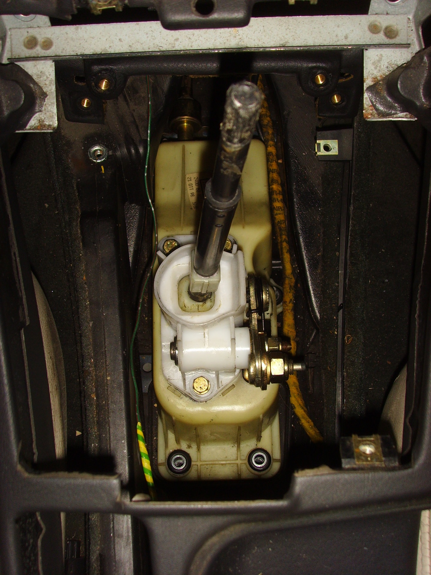 Короткоходная кулиса ваз 2106. Марка машины кулиса. Кулиса пежо 407 снизу. Кулиса (джойстик) кпп тросовая уаз-452. 4 2008 кулиса.