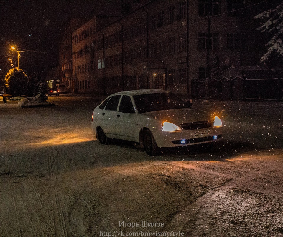 Белая Приора хэтчбек ночью