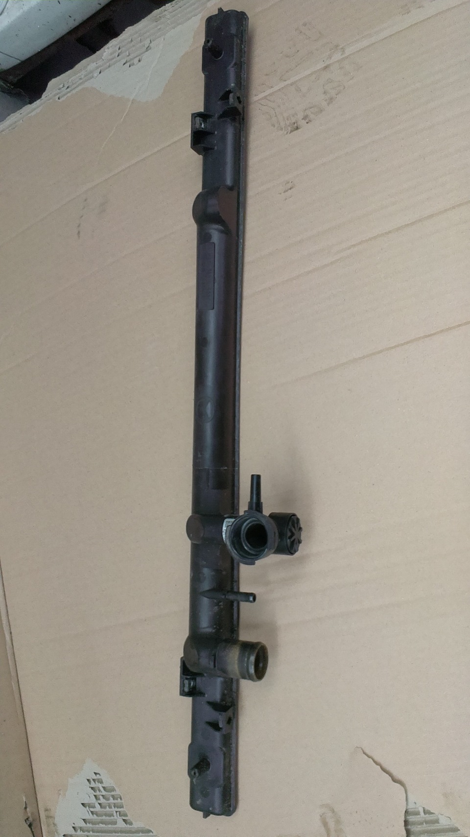 бак радиатора т-150 верхний. 4221719392 верхний бачок радиатора. 5 л. верхний бачок радиатора охлаждения. верхний бачок радиатора лансер 9.