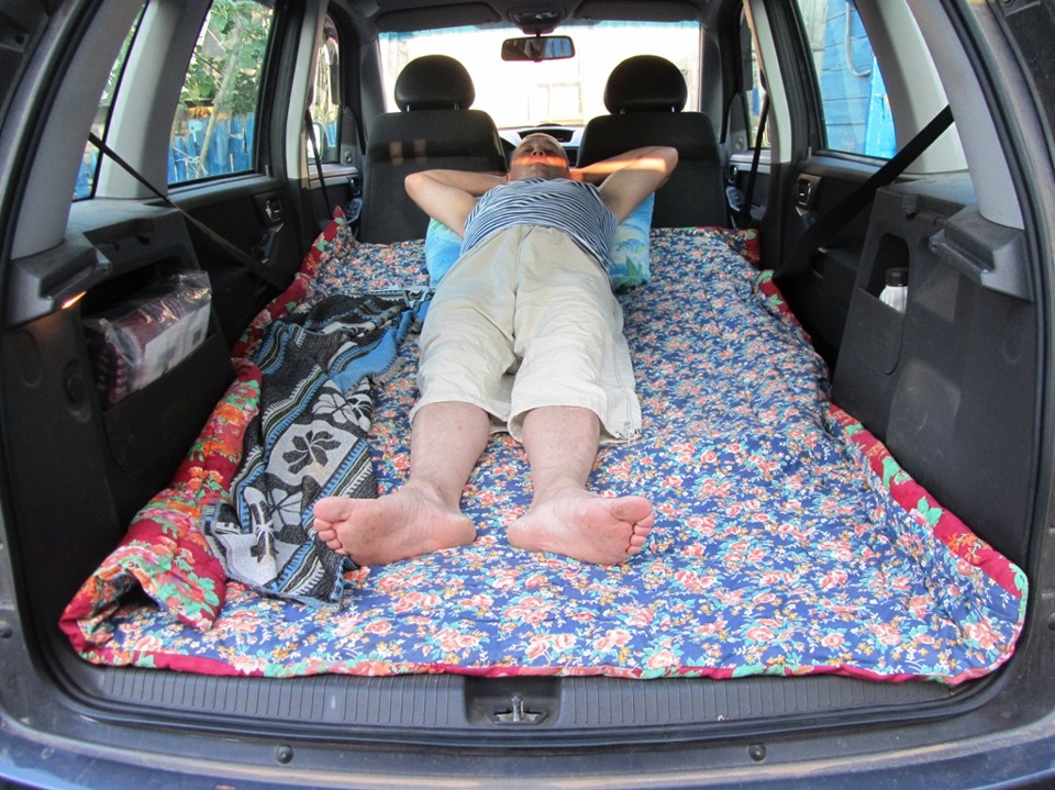Возможно ли использование детьми личных спальных. Opel Zafira, 2013 спальное место. Надувной матрас в Киа Соренто 2. Спальник Субару Форестер 2. Subaru Forester спальник.