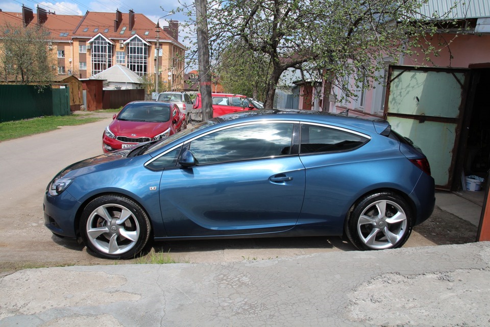 Opel Astra j GTC голубая