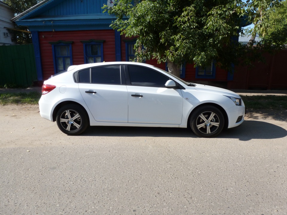 Chevrolet Cruze хэтчбек на 17 дисках