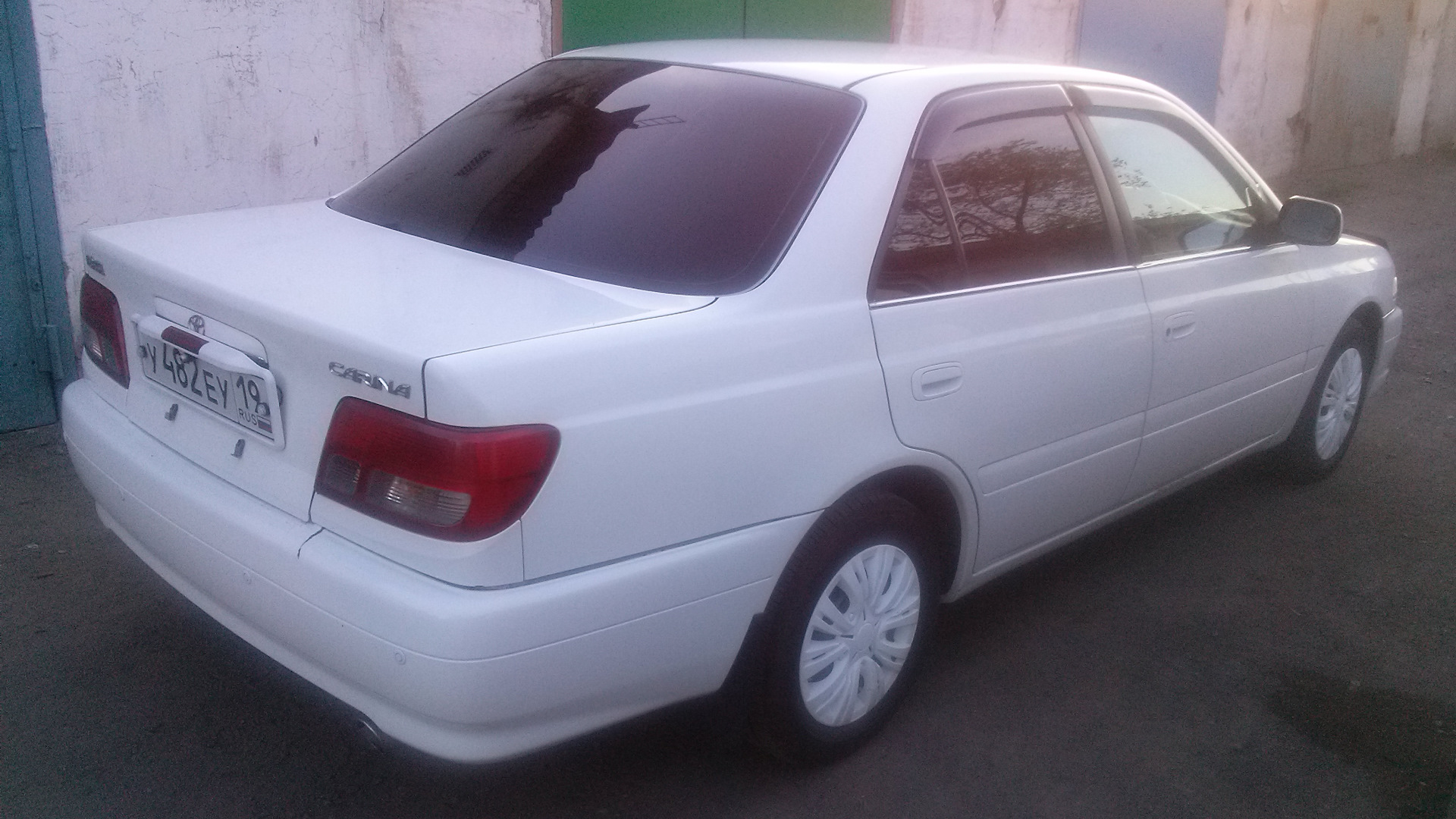 Toyota Carina 2000 белая тонированная