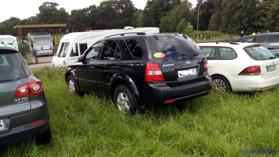 Парковка в поле — KIA Sorento (1G)