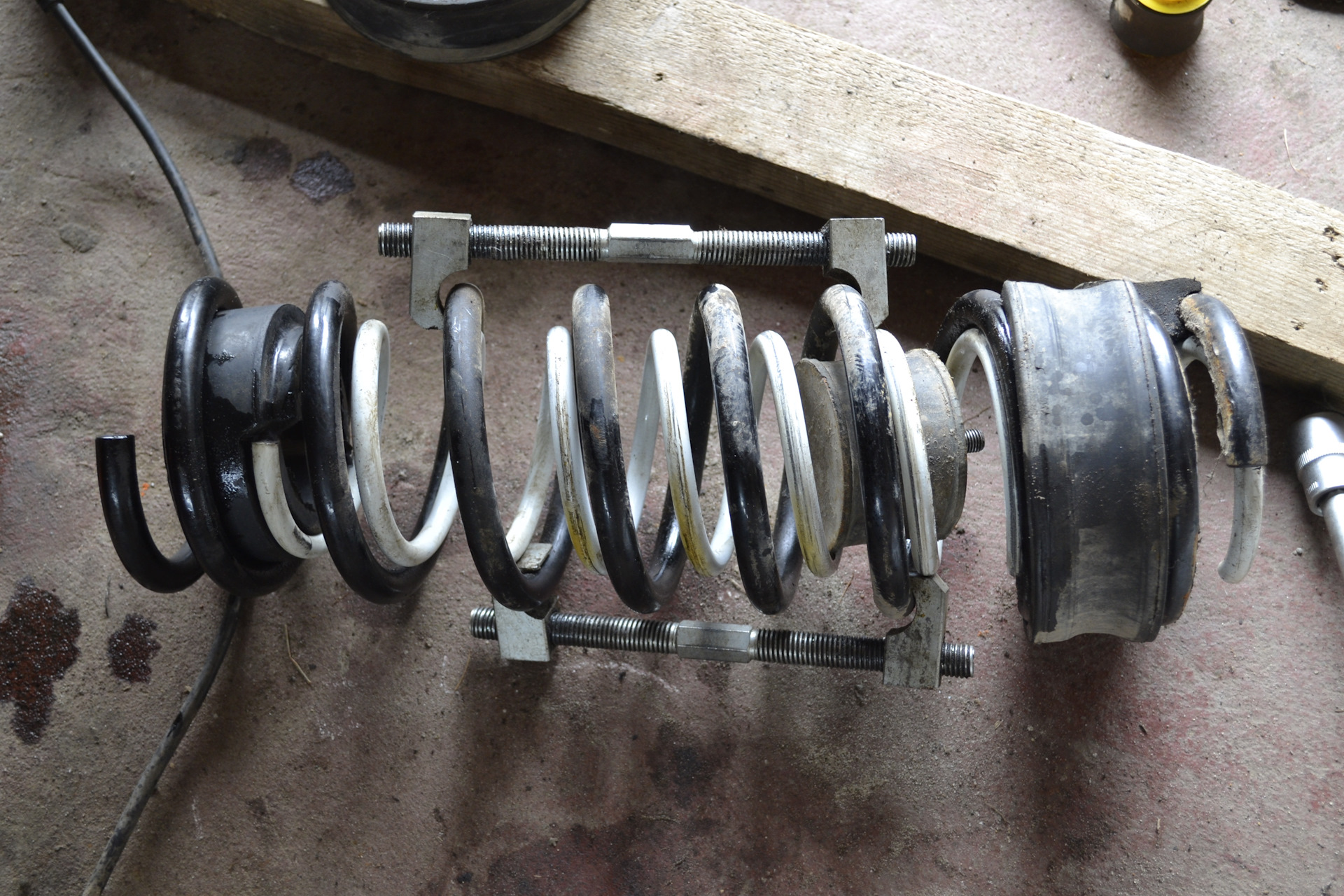 Доп. пружины от Оки назад — Lada 2131, 1,7 л, 1998 года | своими руками ...