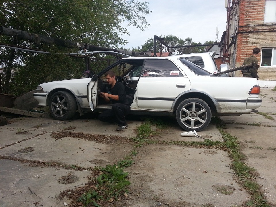 #22 Зеркало левое и пневмосигнал — Toyota Mark II (80), 2 л, 1989 года ...