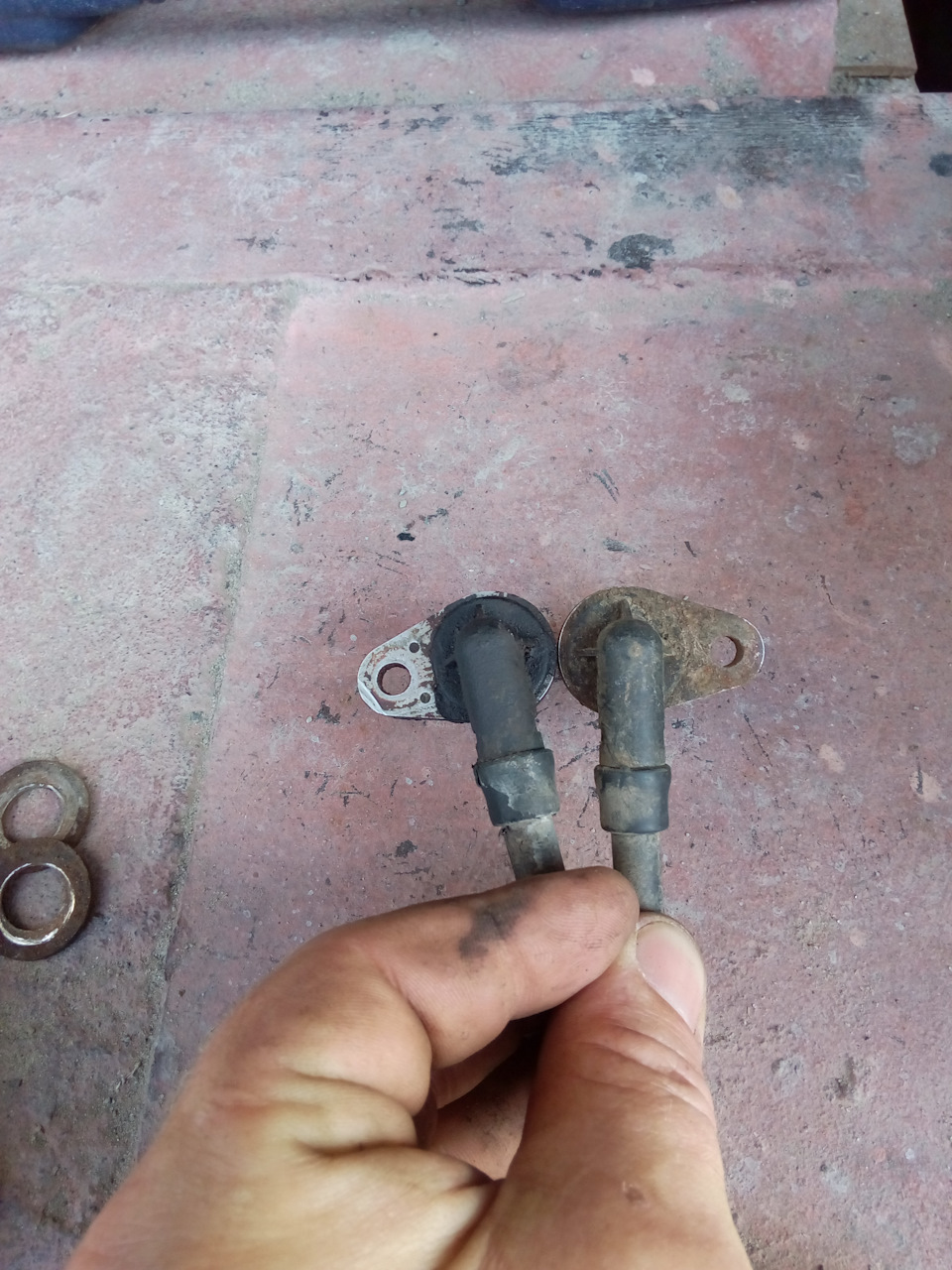 Кстати хочу обратить внимание что все 4 датчика АБС на машине не похожи друг на друга, вот и задние левый и правый разные! — SsangYong Rodius