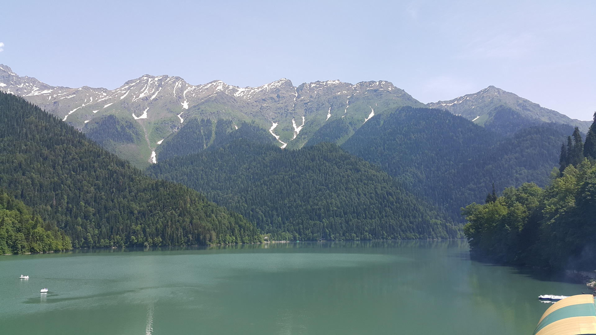 Озеро трех границ. Озеро Рица Абхазия. Гагры озеро Рица. Пицунда Абхазия горы. Горы возле Пицунды Абхазия.