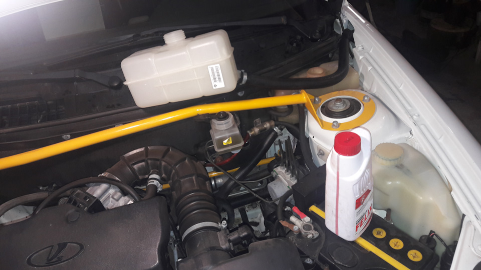 замена расширительного бачка, и смазка трапеции дворников — Lada Приора ...