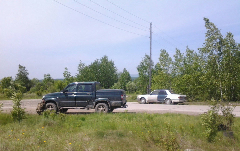 На дороге из тех самых плит. — Toyota Crown (S130)