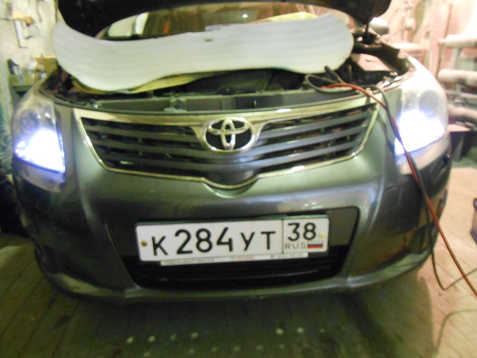 Как поменять лампочку на авенсисе Замена ламп габаритов и подсветки номера! - Toyota Avensis III, 1,8 л, 2009 года