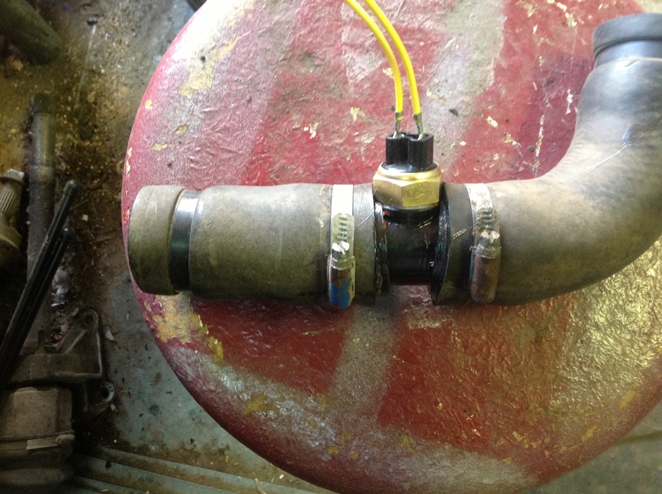 2-ой датчик " ЭВ" в нижний патрубок радиатора. — УАЗ 3303, 2,7 л, 2008 ...