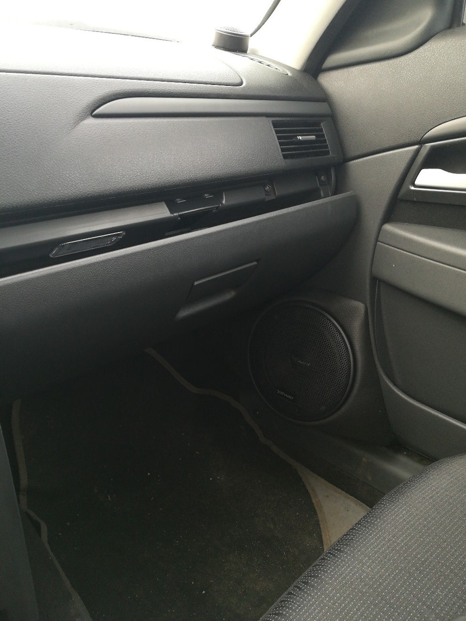 Гражданин, покажите страховку! Ой что то бардачок не открывается.)) — Lada Приора седан