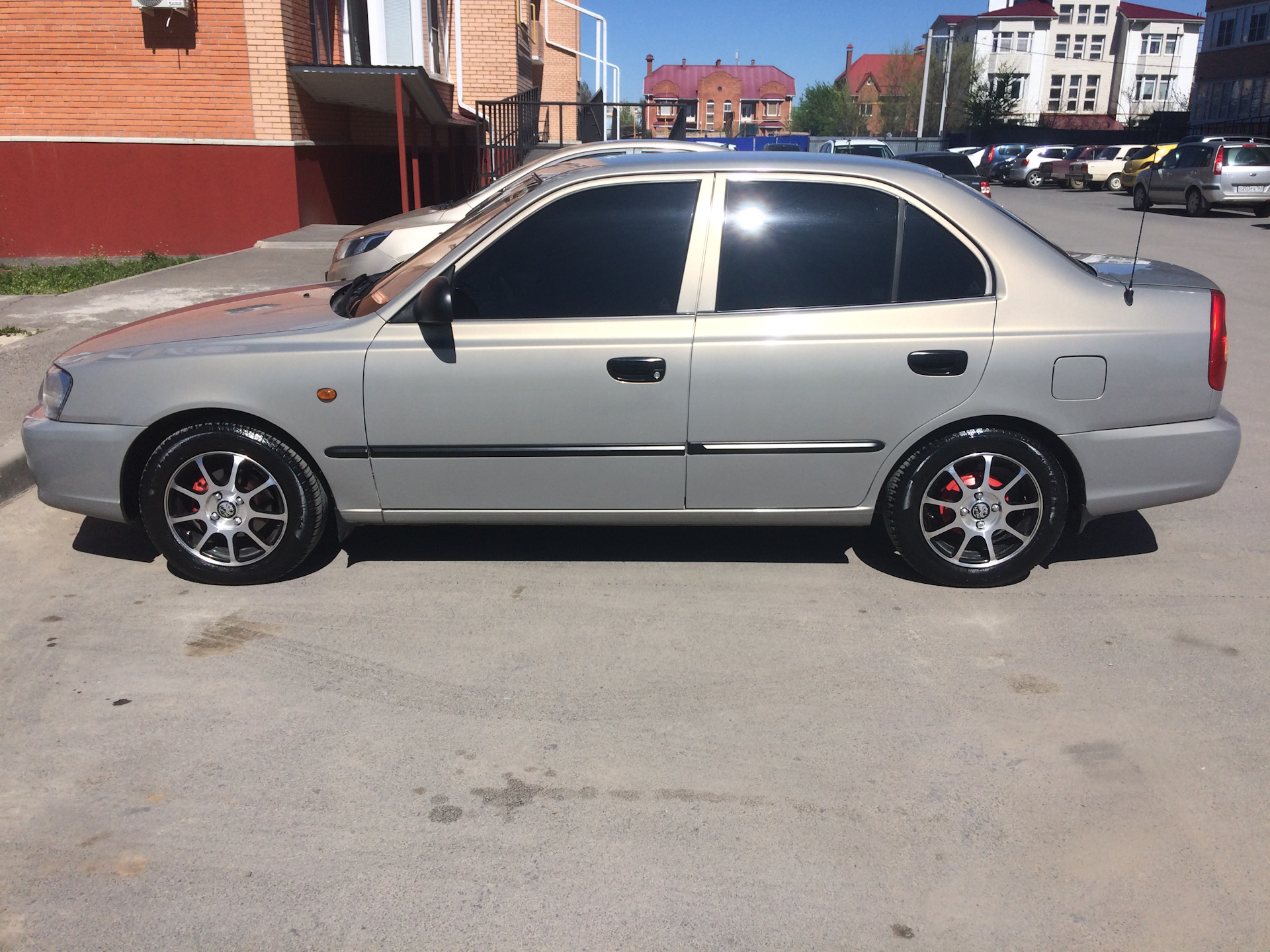 Hyundai Accent на 15 литых дисках от лансера