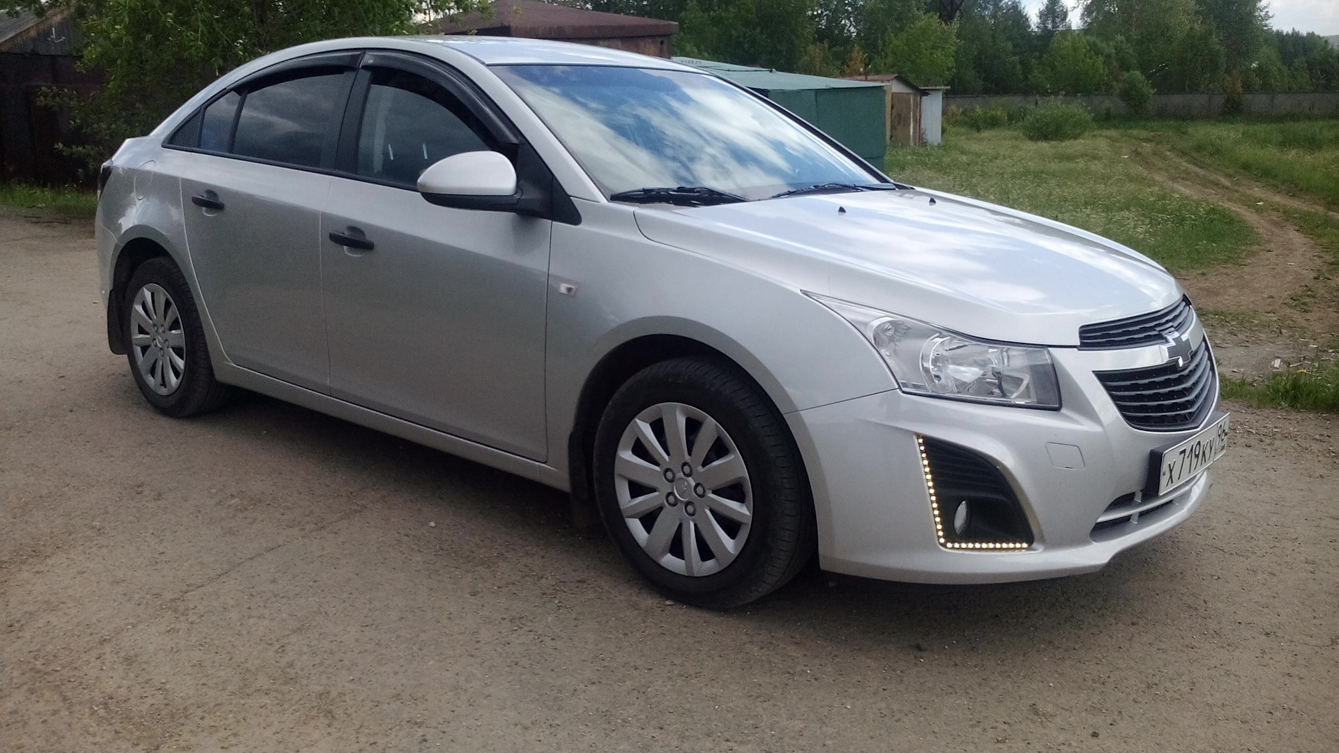 Серебристая 16. Chevrolet Cruze серебристый. Шевроле Круз 2014 серебристый. Шевроле Круз серебристый металлик седан. Cruze седан 2009 серебристый.