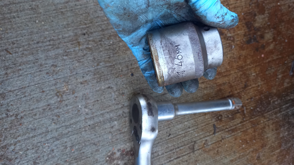 Под валуевскую гайку покупал головку на 46, а на работе брал силовую трещётку — BMW 5 series (E28)