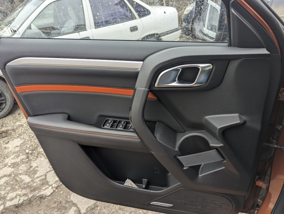 Удобные двойные ручки вертикального и горизонтального хвата в Haval Dargo — Haval Dargo