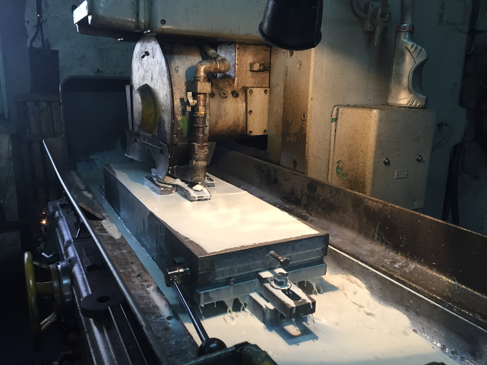 Токарь обработал поверхность радиатора, сказал что прибор показал отклонения в 0.3мм, простым языком — радиатор дугой, края выше чем середина. Удалось это даже услышать при работе токарного станка — шорк, тишина, опять шорк. И с каждым следующим циклом звук становился все тише, в итоге пропал. Еще токарь рассказал, что не только мы, Астраводы страдаем от этого теплообменника, а еще к нему очень часто привозят шлифовать теплообменник с грузовика Scania! Но там говорит, привозят не радиатор, а сам корпус теплообменника — Opel Astra H