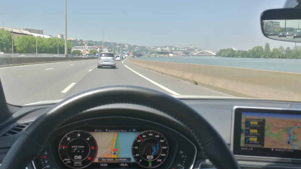 Скоростное ограничение отрезка магистрали А7 перед Лионом снизили с недавнего времени до 70 кмч. А на мосте через Сону до 50 кмч. Причем только в одном, южном направлении. А ведь там установлен радар… Я, похоже, проехал там по привычке со скоростью 70 кмч. Просто не смотрел на знаки :( Возможно скоро в почтовом ящике будет лежать неприятное письмо. — Audi A4 (B9)