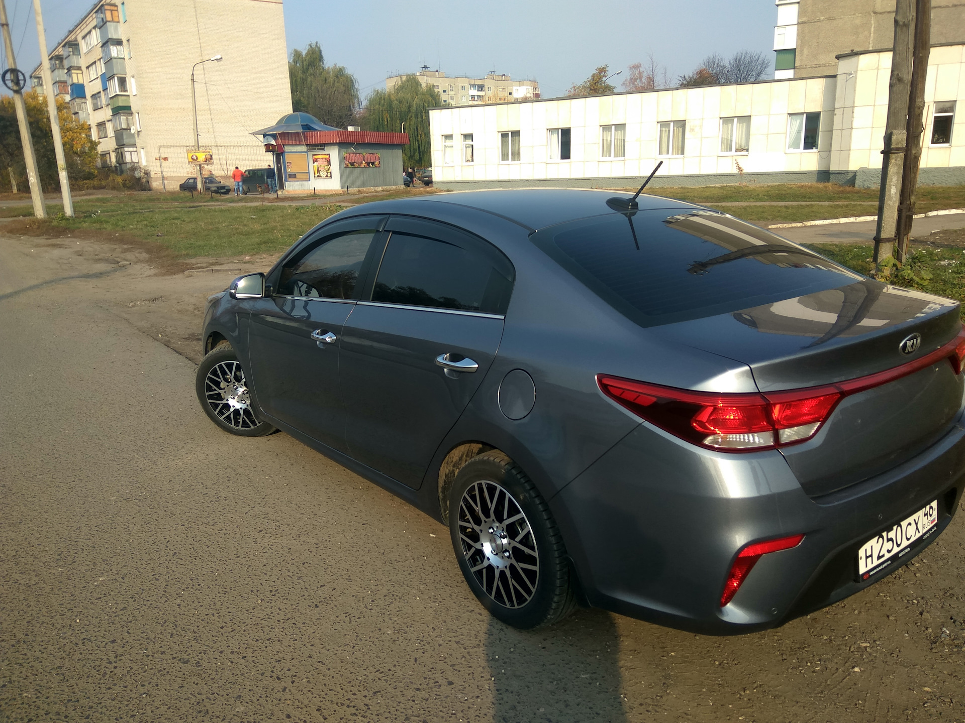 Рио сера. Kia Rio 4 серый. Киа Рио 4 серая. Киа Рио темно серая на 17 дисках. Киа Рио 4 поколения серая.