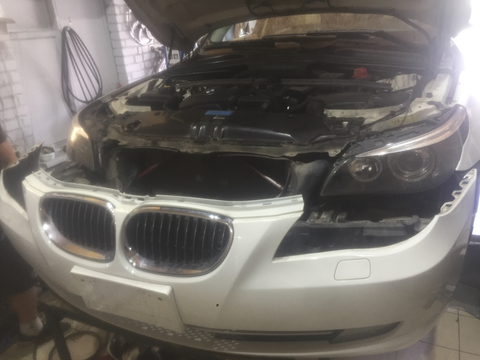 BMW e60 снятие радиаторов. Замена бампера БМВ е60 на Рестайлинг. Wk2 рест и дорест. Установка решетки радиатора дорест на рест Пежо 605.