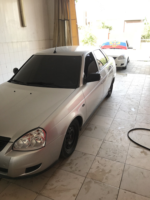 Черная приора на черных дисках r15