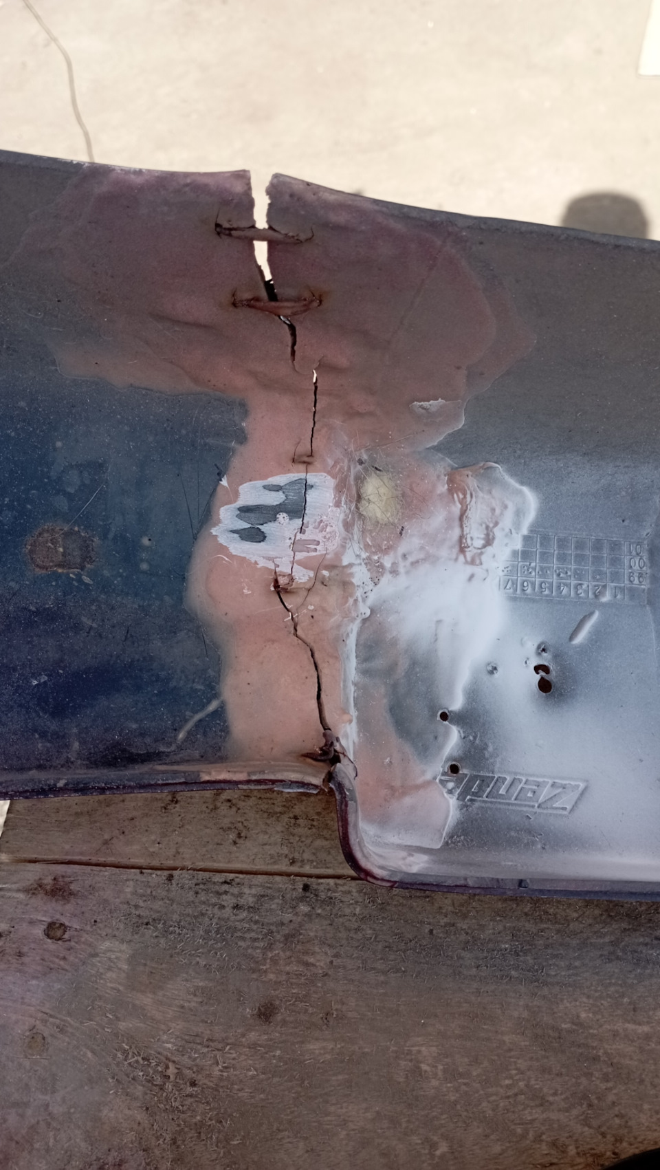 Есть и места, которые были отремонтированы с использованием полиэфирной смолы, но почему-то без использования стекловолокна. — Peugeot 206 CC