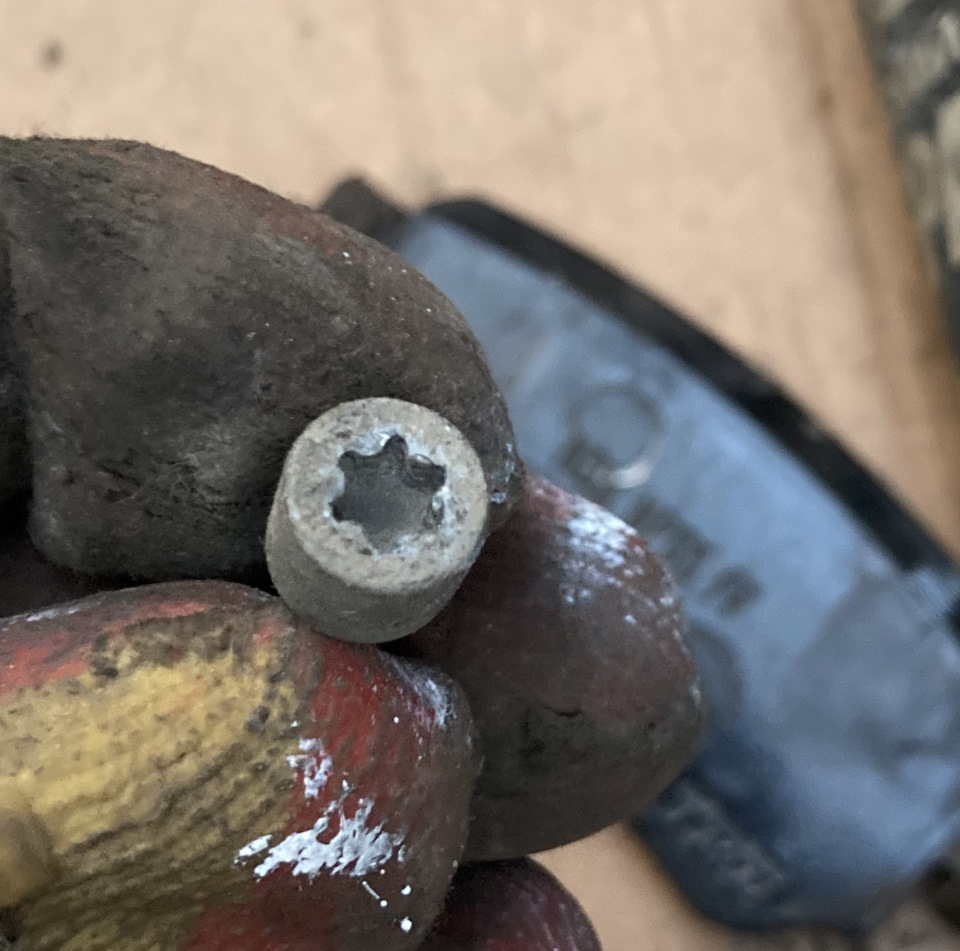 Замена задних тормозных колодок с электро ручником — Nissan Leaf (2G ...