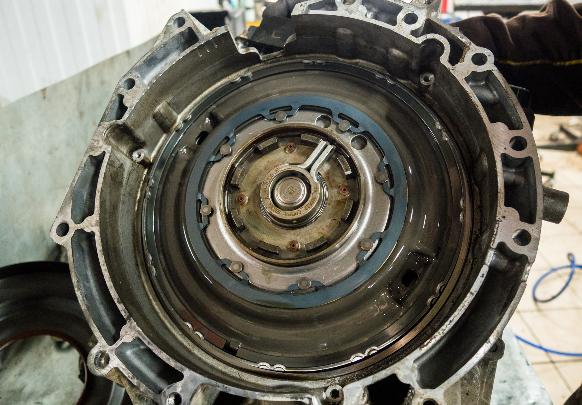 0b5141030e многодисковая фрикционная муфта для кп dsg. Сцепление на 2е. Принцип работы дсг 7 с двойным сцеплением. Секвентальная коробка передач схема. Конструкция мокрого сцепления.