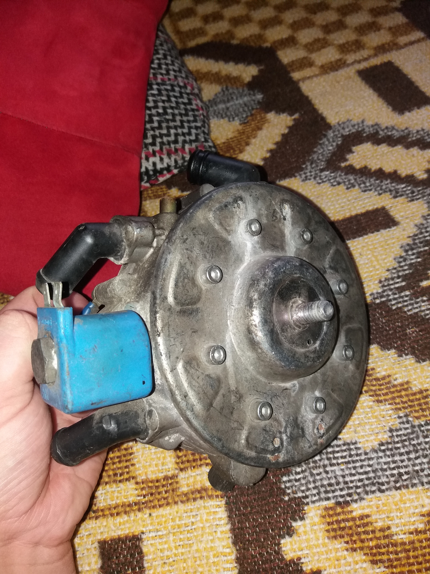 Течь редуктора гбо. Газовый редуктор пропускает тосол. Мембрана газового редуктора саманд. Сальники на редуктор гбо siberia 1200. Мембрана газового редуктора саманд.