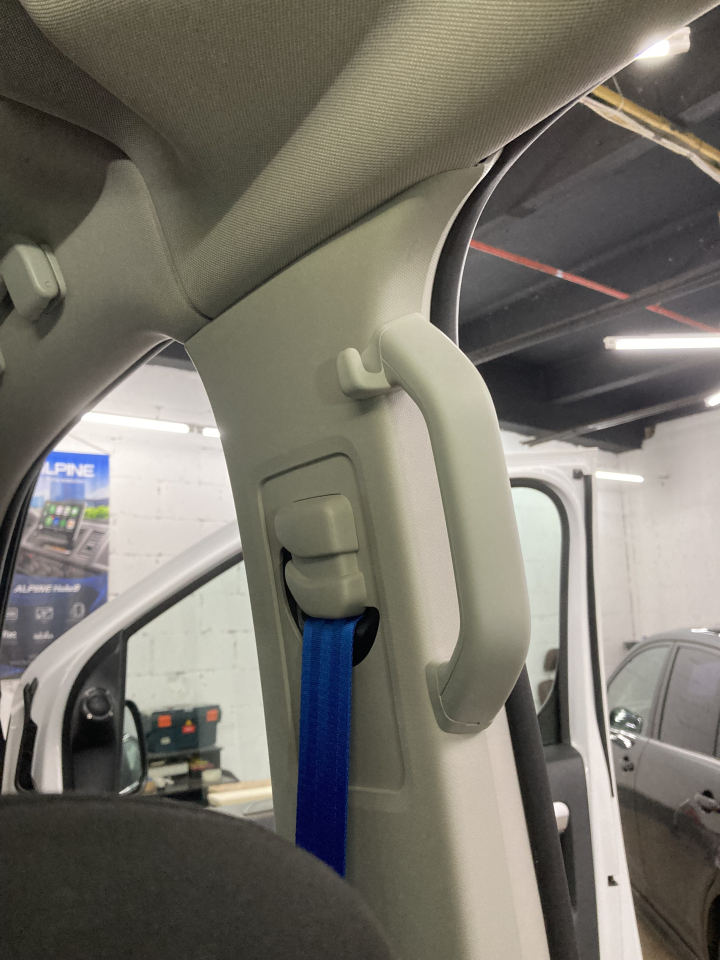 Ручки — поручни для передних и задних стоек в салоне Peugeot Traveller ...