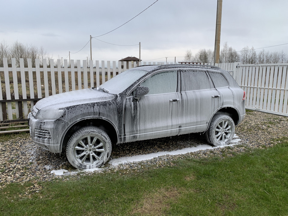 Первая мойка на даче — Volkswagen Touareg (2G)