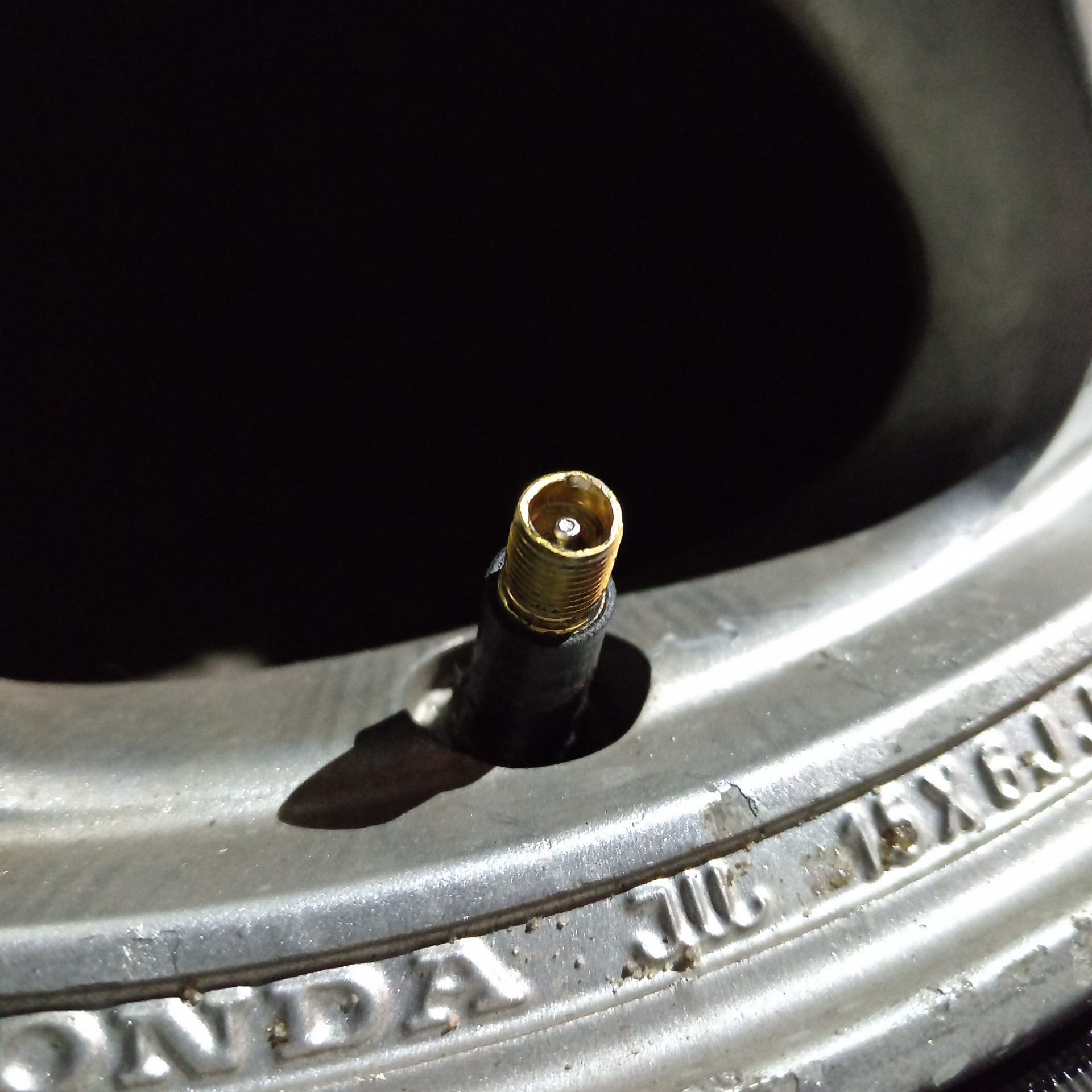 Замена вентиля в колесе. 🔧 — Honda Accord (5G), 1,8 л, 1997 года ...