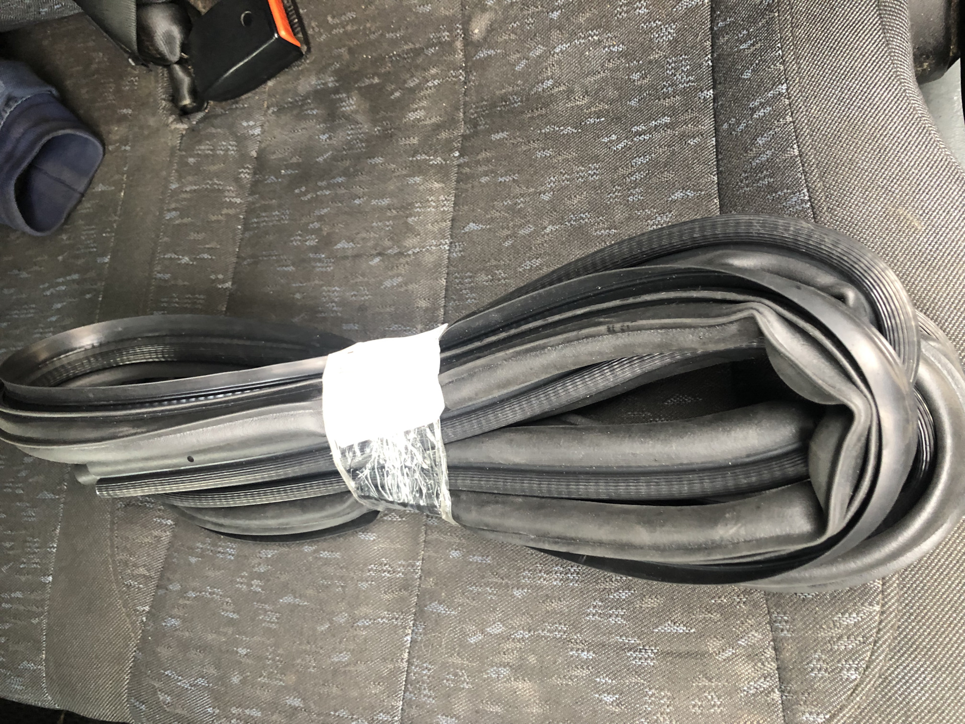 Уплотнитель двери багажника уаз 469. Уплотнитель заднего стекла уаз 469. Уплотнитель крышки багажника уаз 469. Резинки стекол уаз 469. Уплотнитель крышки багажника уаз 469.