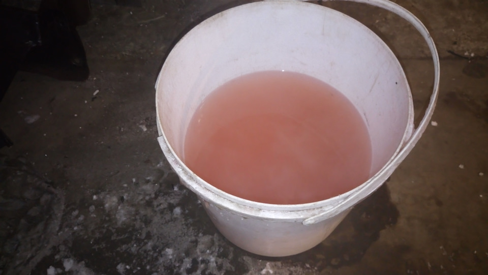 Вот такая была последняя смена воды перед заливкой Синтэка. Видно краситель еще остался. Еще тщательнее промыть не позволило время и погода — Chevrolet Niva (1G)