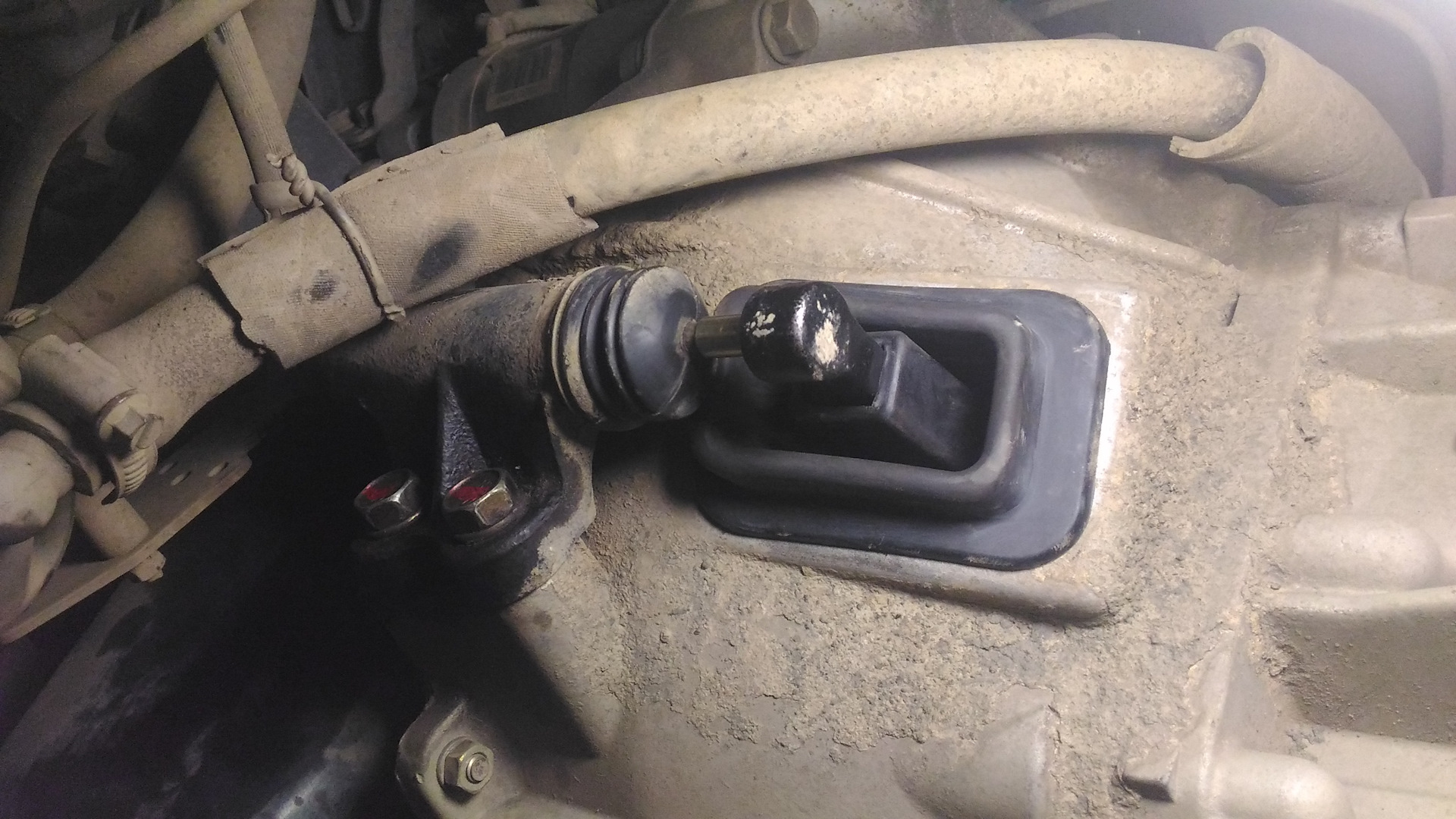 Ревизия рычага КПП (замена пыльника, пружины, втулки). Замена пыльника ...