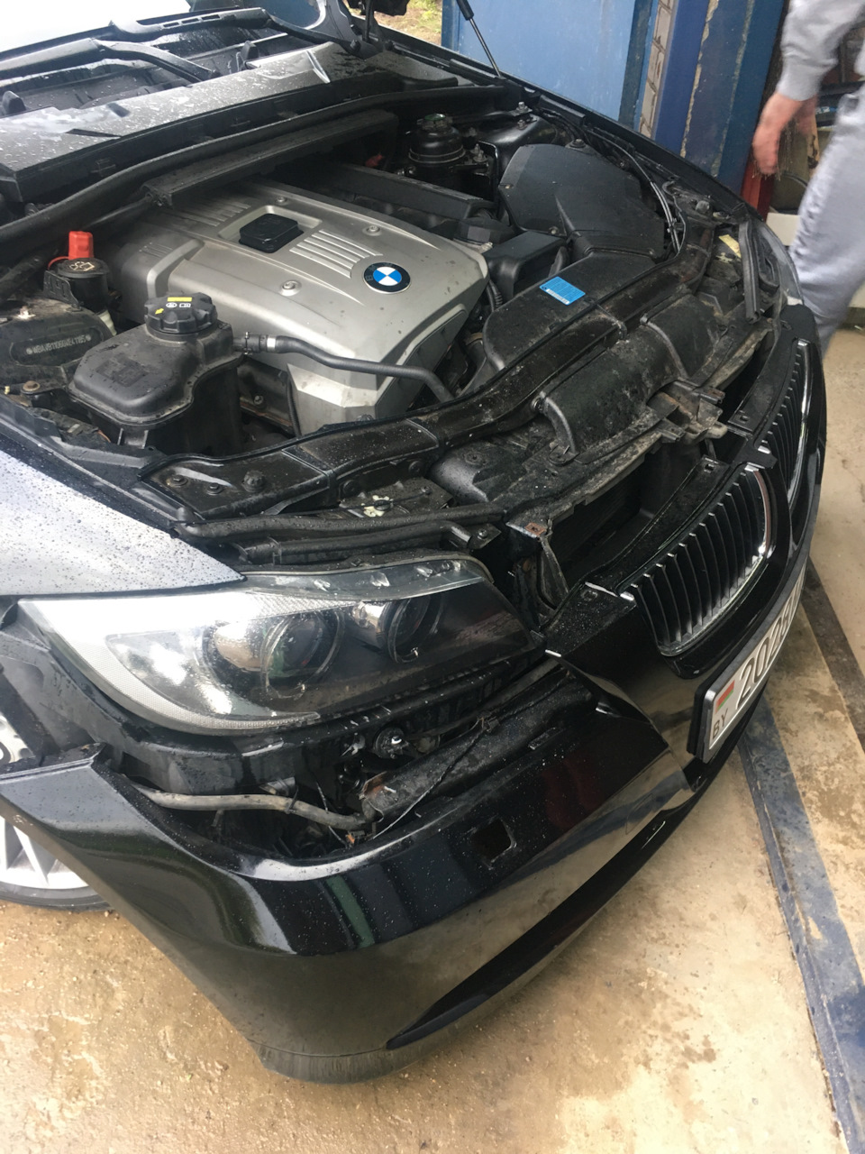 Течь форсунки омывателя фар — BMW 3 series (E90), 2,5 л, 2007 года ...