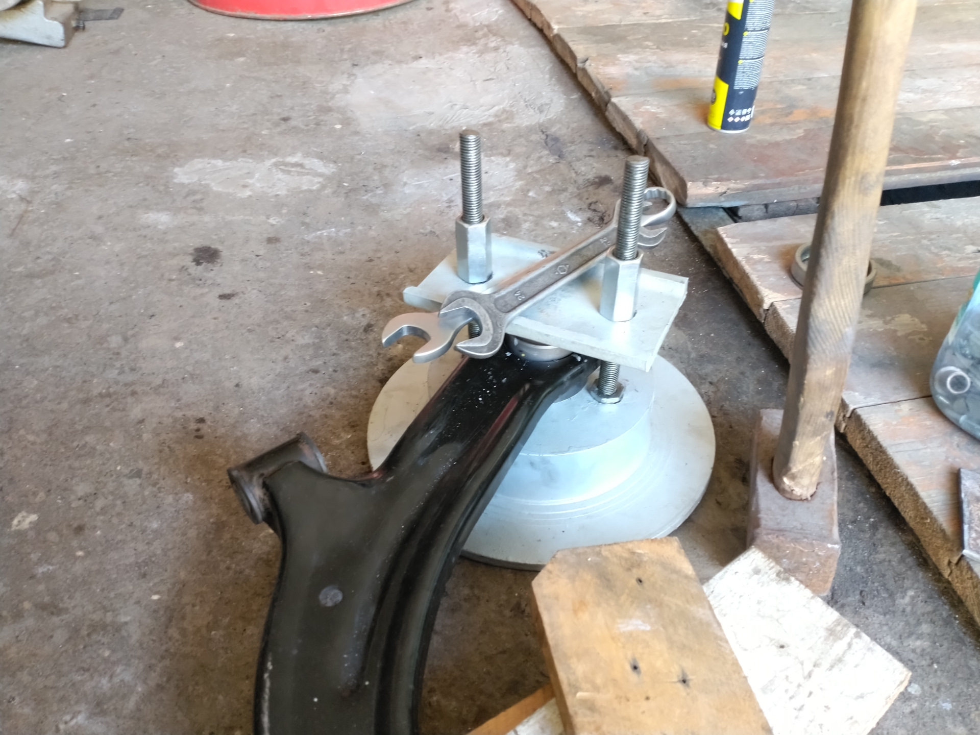 Запрессовка сайлентблоков в передний рычаг — Nissan Tiida (1G), 1,6 л ...