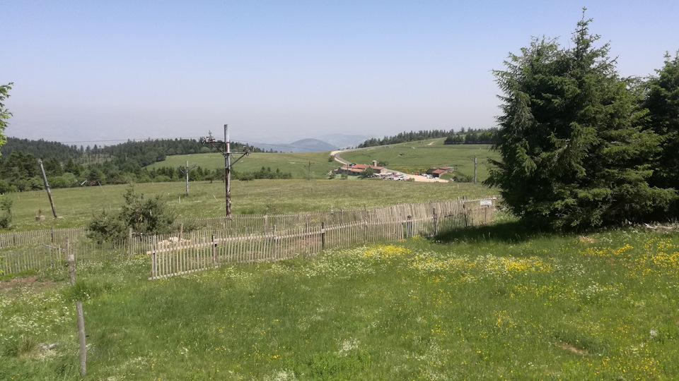 Летом в таверне Ля Жасери (La Jasserie) полно посетителей. — Audi A4 (B9)