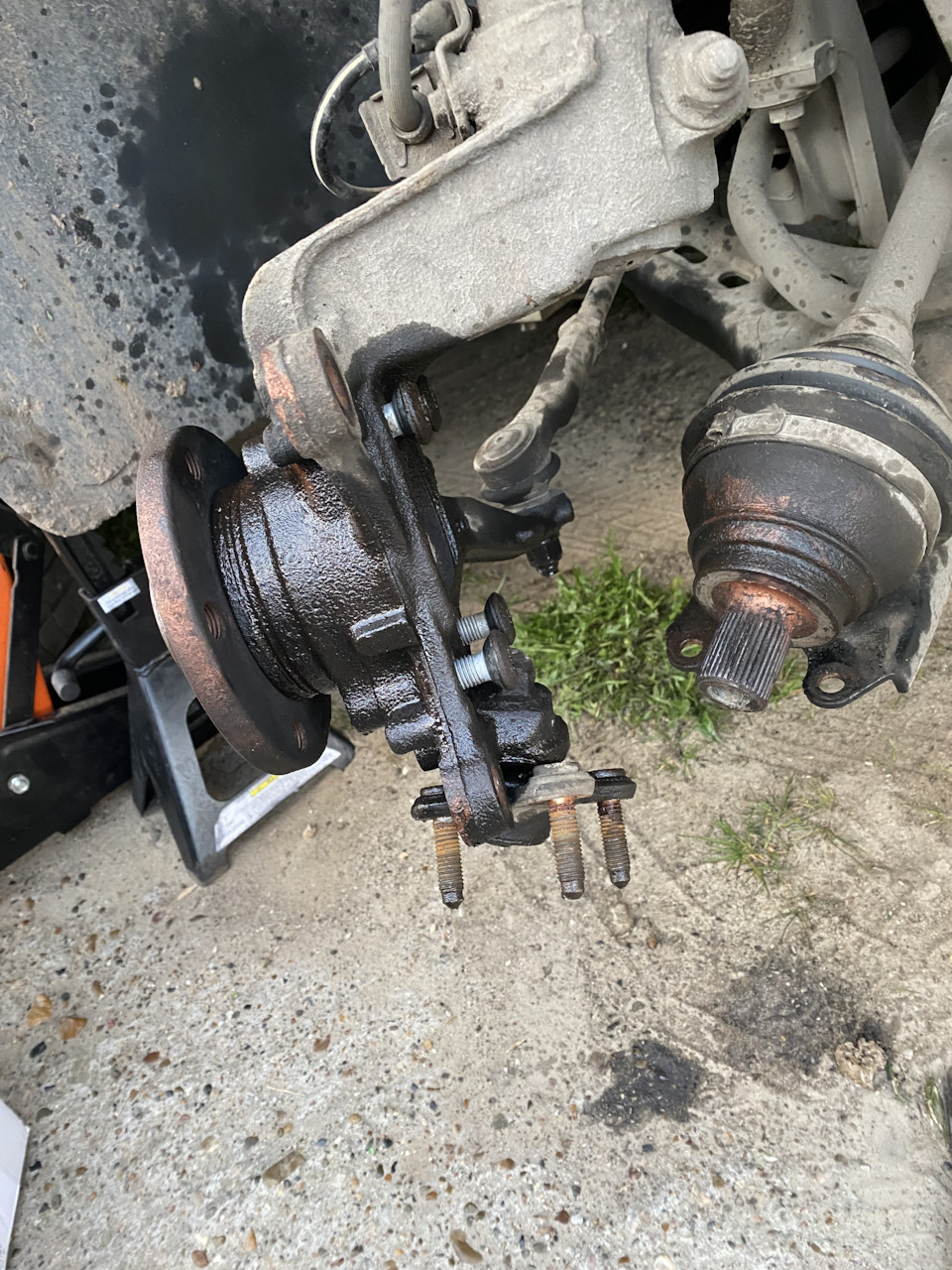 Снятый привод со ступицы — Volkswagen Tiguan (1G)