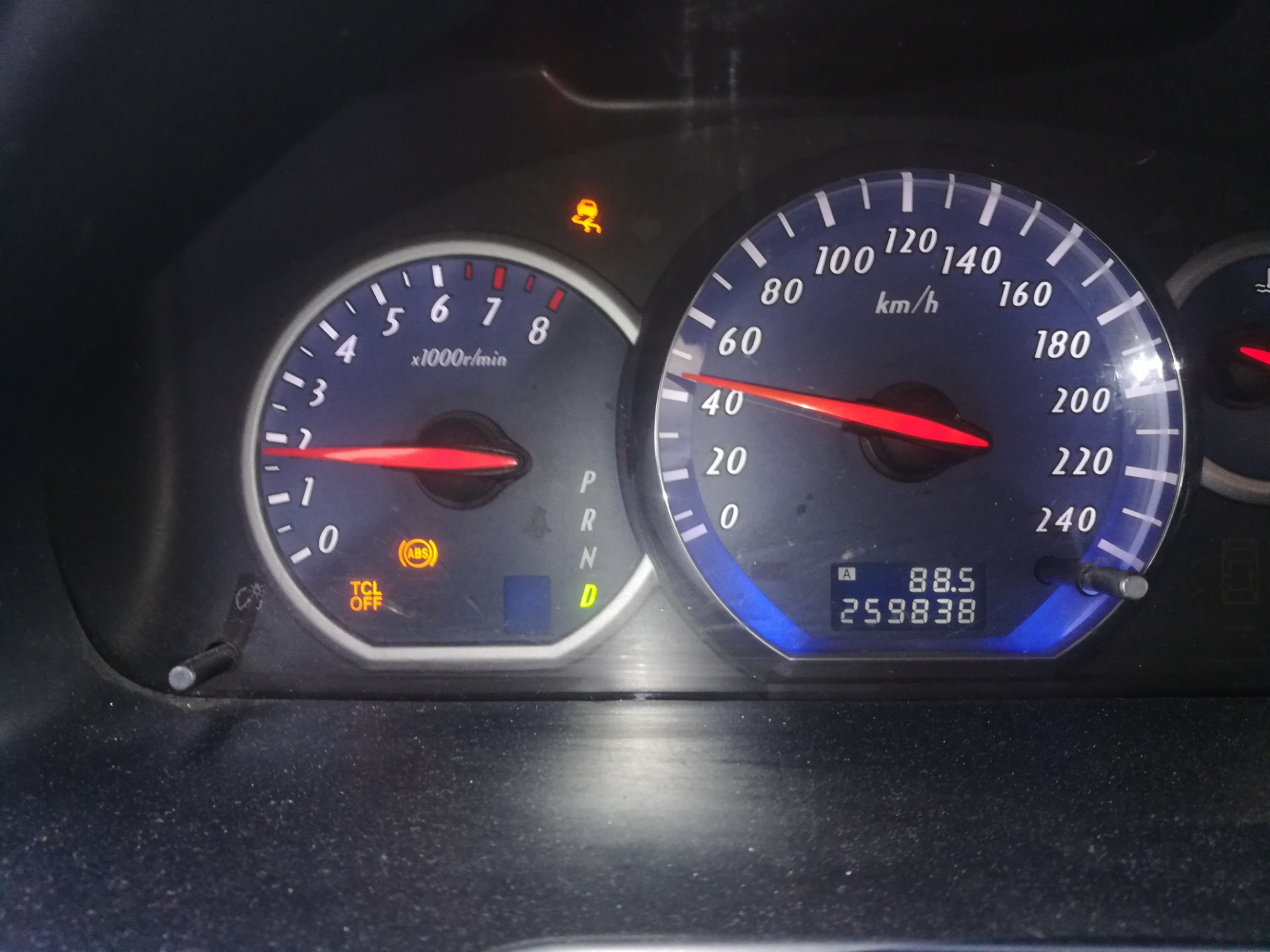 Замена правого переднего датчика абс. — Mitsubishi Grandis, 2,4 л, 2005 ...