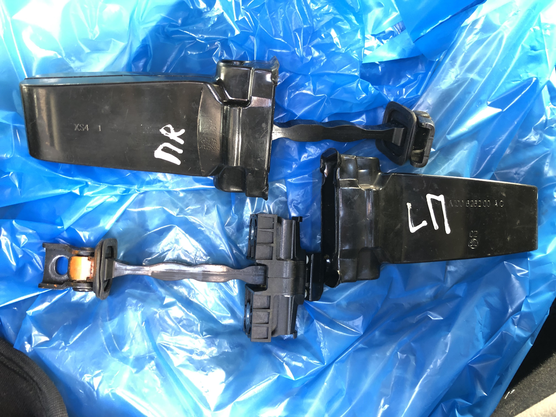 Ограничители дверей (передних) — Toyota RAV4 (IV), 2 л, 2014 года ...