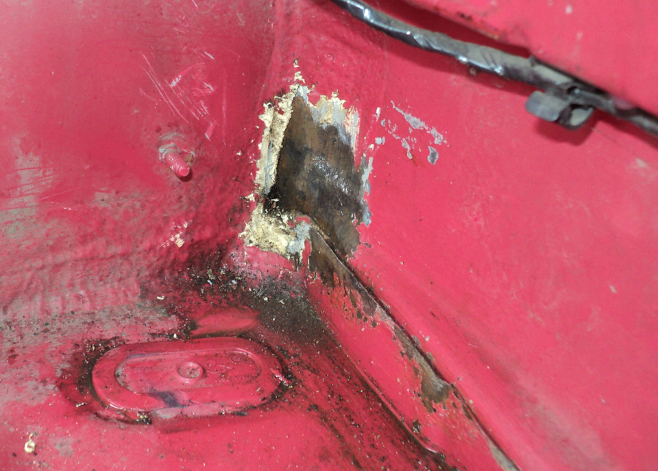 На всякий случай ковырнул мастику и вот — подарок! — Renault Twingo I